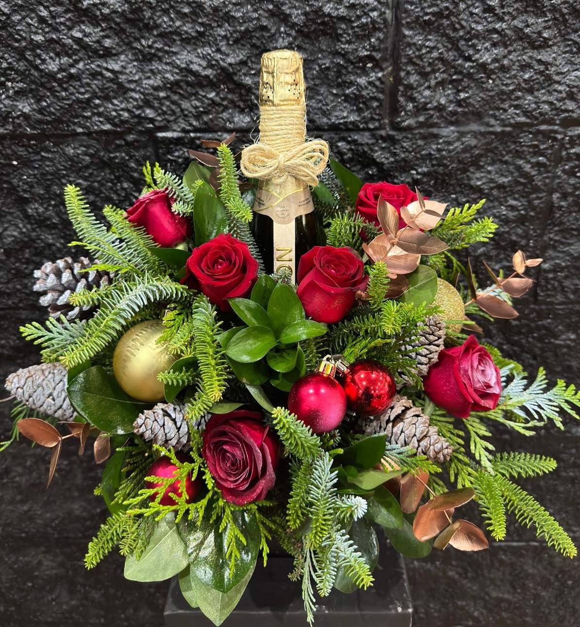 Envio y venta de flores ,rosas, plantas,arreglos florales ,regalos y desayunos a domicilio con delivery gratis en la Ciudad Autonoma de Buenos Aires y con costo de env�o en localidades del Gran Buenos Aires asi como delivery de flores y plantas a trav�s de florerias asociadas en todas las provincias de la Argentina, Buenos Aires, la Pampa, Tucuman, La Rioja, R�o Negro, Entre Rios, Corrientes, Misiones, Neuquen, Chubut, Tierra del Fuego, Santa Cruz, San Luis, Mendoza, Cordoba, Jujuy, Formosa, Santiago del Estero, Salta, Chaco, Catamarca ,San Juan, y ademas realizamos el delivery de flores ,coronas,palmas , plantas y regalos a todas las ciudades de Argentina, Mar del Plata, C�rdoba, Buenos Aires, con cargo en Santa Rosa, La Plata, Bella Vista, Neuquen, Pilar, Paran�, Posadas, Resistencia, Cipolleti y mas de 300 ciudades y localidades en todo el territorio de nuestro pa�s, asi como tambien tenemos la posibilidad de enviar flores a casi todo el mundo en cuestion de horas